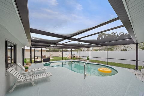 Perfect Sarasota Getaway:Close to all /Heated Pool