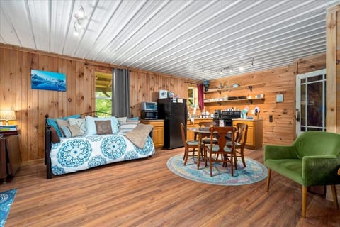 CLIMB ON INN - Apt 2 - Naturally Gorgeous- RRG