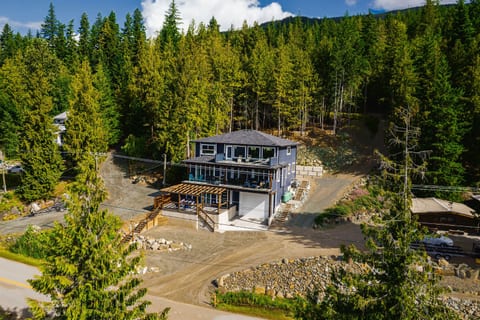 Thistle Dew Lake House on Shuswap Lake