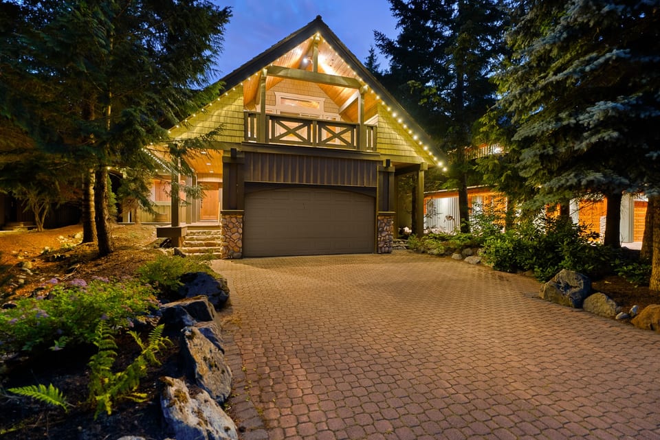 Marmot's Meadow Chalet: Tranquil 14th Fairway - Whistler