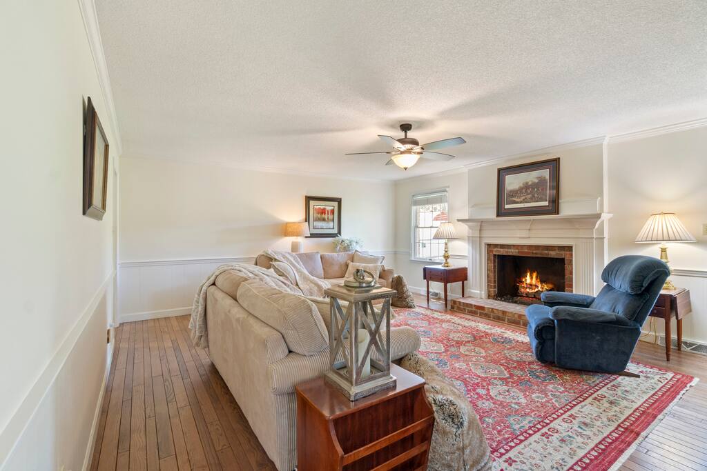 Roomy | Sunroom | Near Wedding Venues | 9 Acres