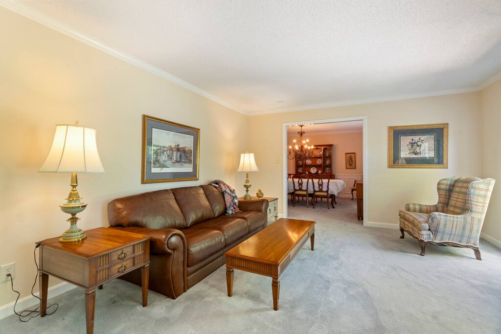 Roomy | Sunroom | Near Wedding Venues | 9 Acres