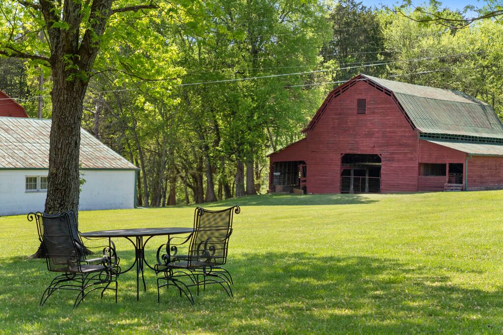 Roomy | Sunroom | Near Wedding Venues | 9 Acres