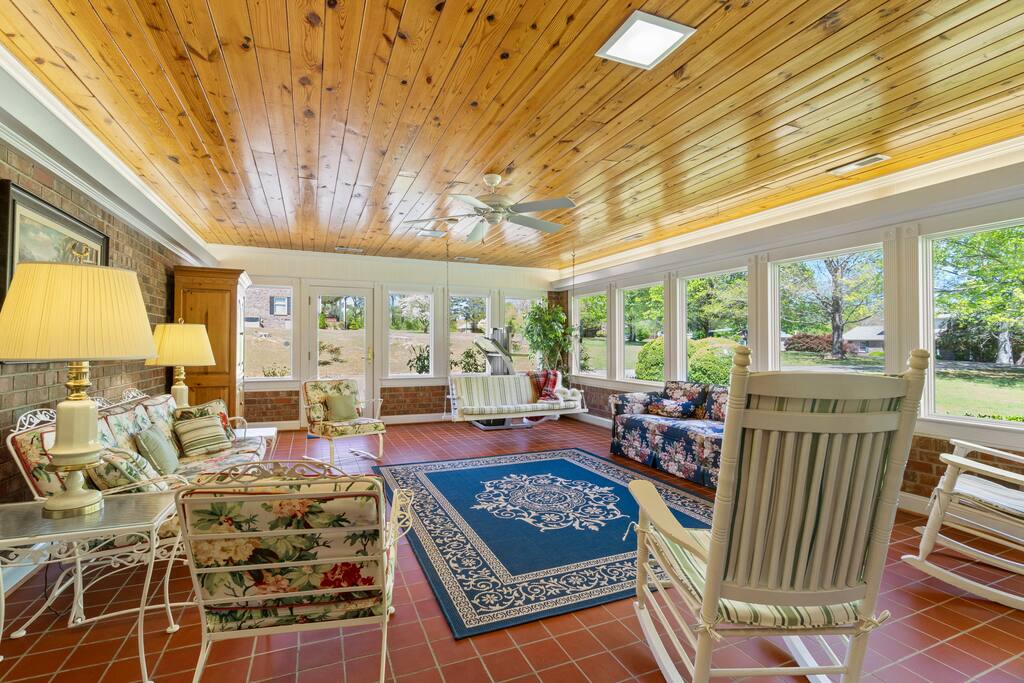 Roomy | Sunroom | Near Wedding Venues | 9 Acres