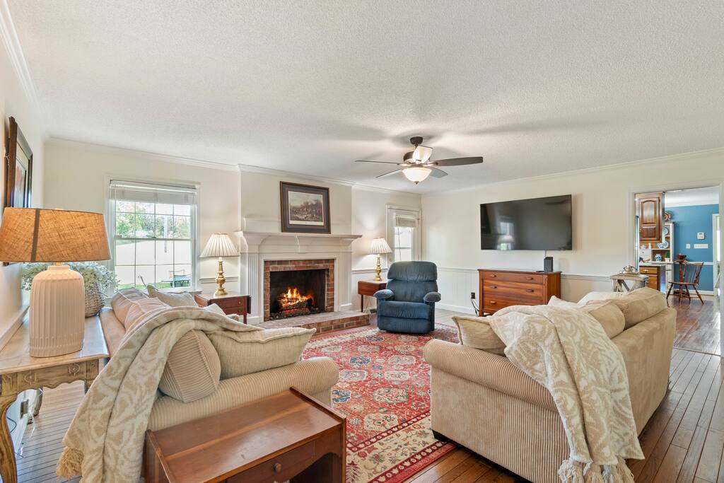 Roomy | Sunroom | Near Wedding Venues | 9 Acres