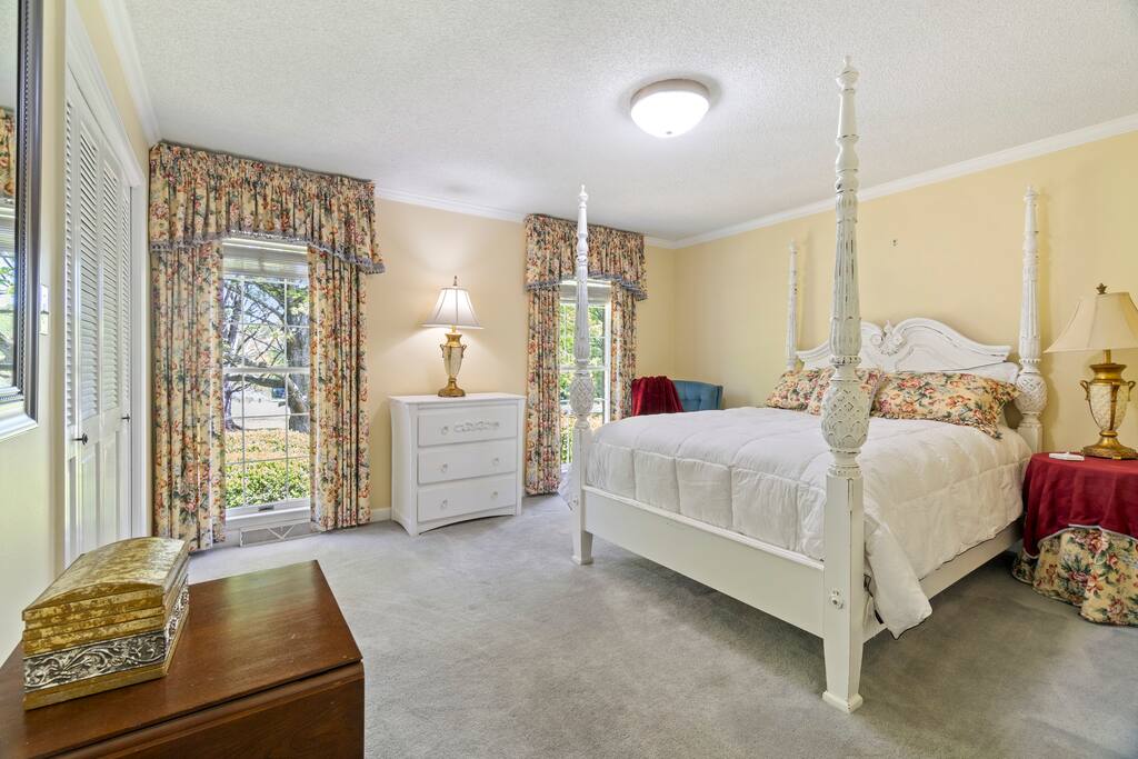 Roomy | Sunroom | Near Wedding Venues | 9 Acres