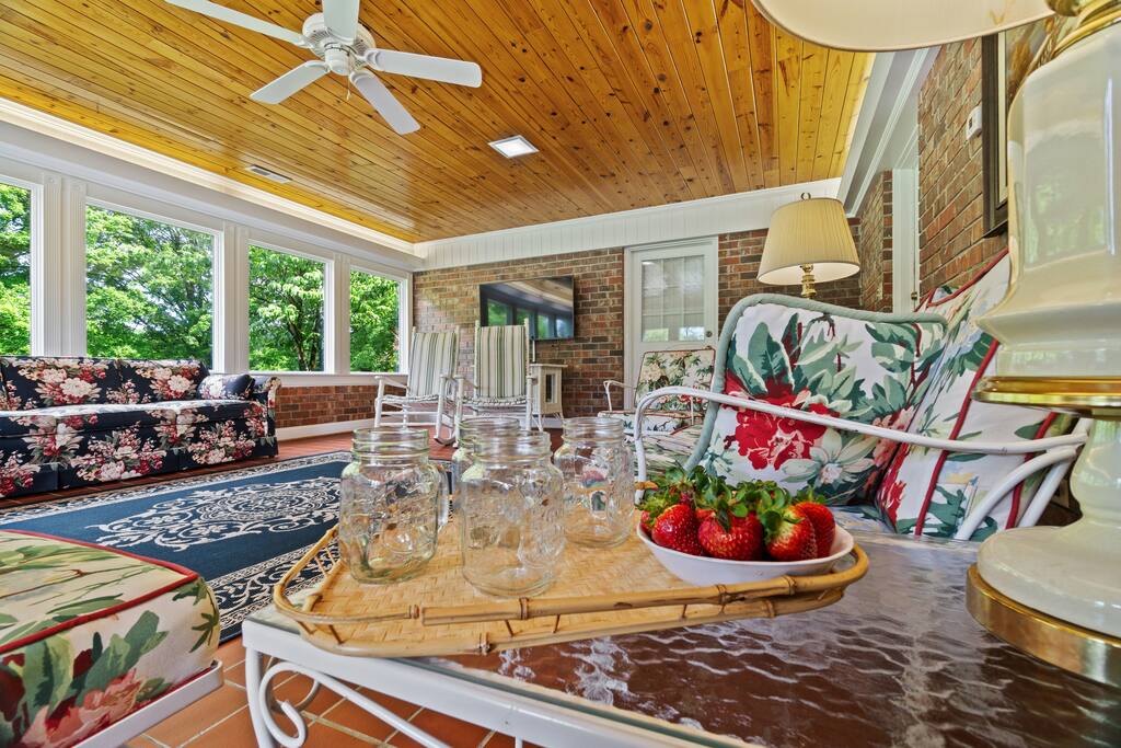 Roomy | Sunroom | Near Wedding Venues | 9 Acres