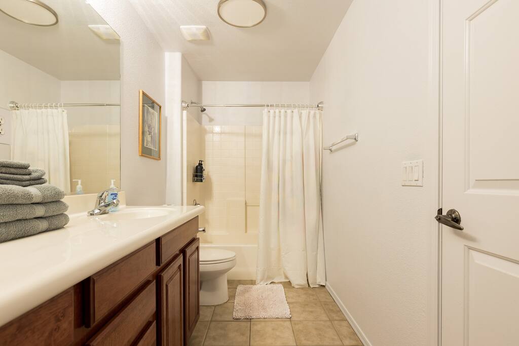 Master Bathroom with Double sinks, Tub/shower.