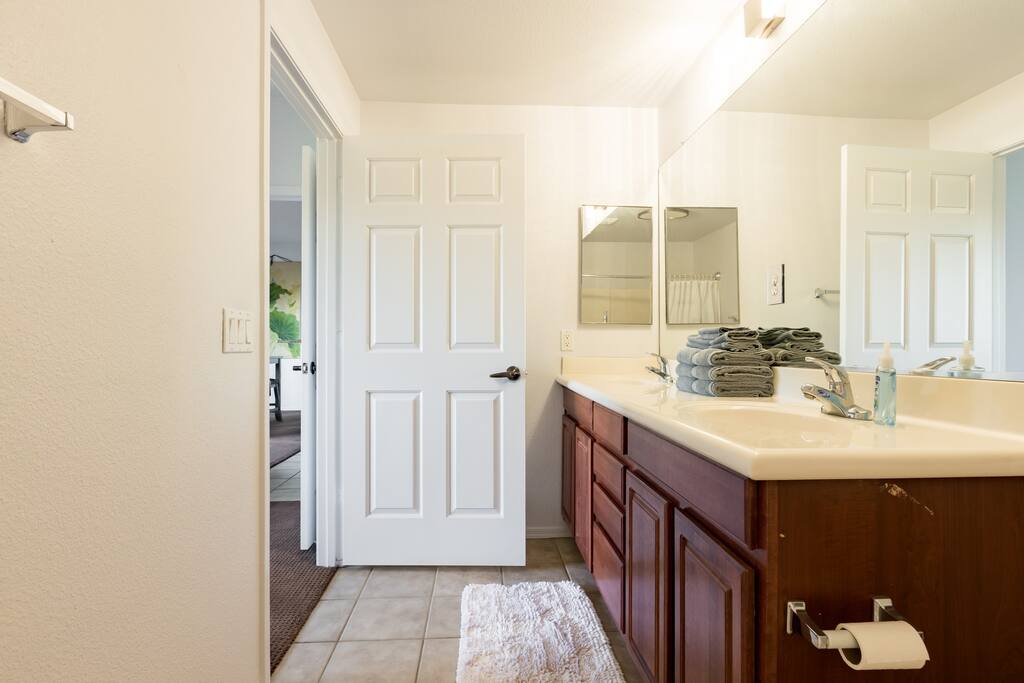 Master Bathroom with King size bed and large walk in closet, big bathroom with tub and shower double vanity.