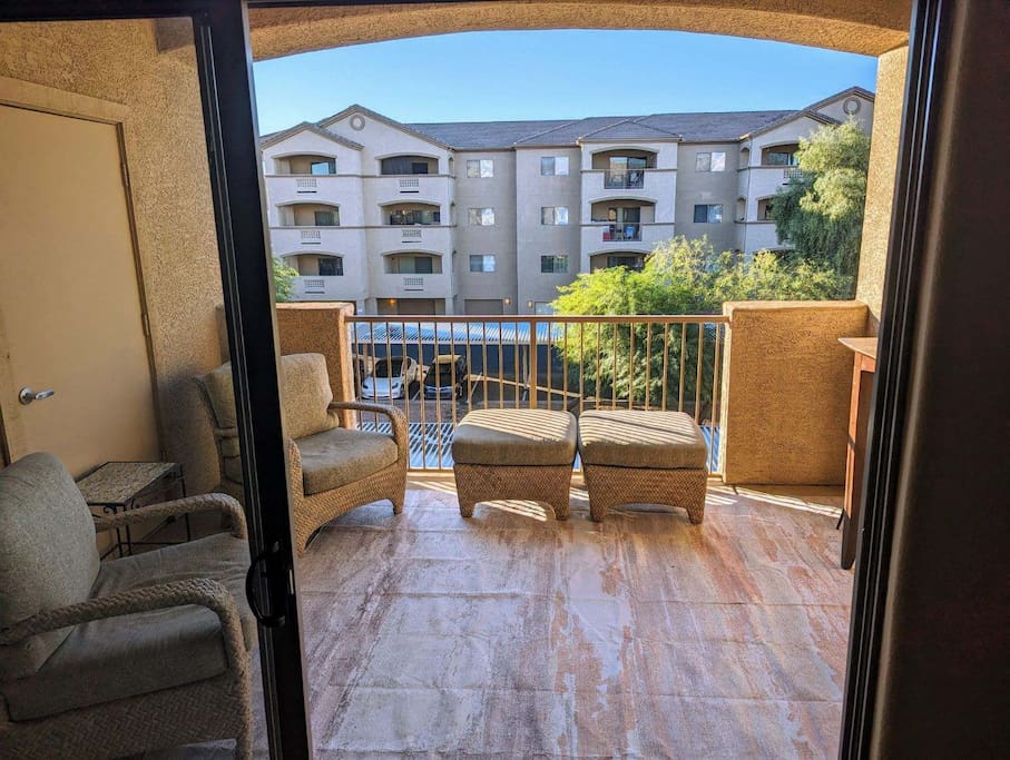Midtown Phoenix Condo has Gym, Pool & Balcony