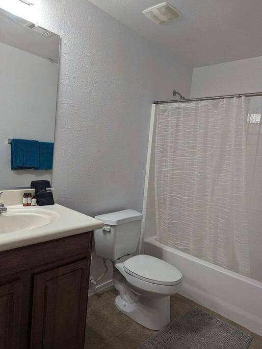 Small bathroom next to the 2nd bedroom.