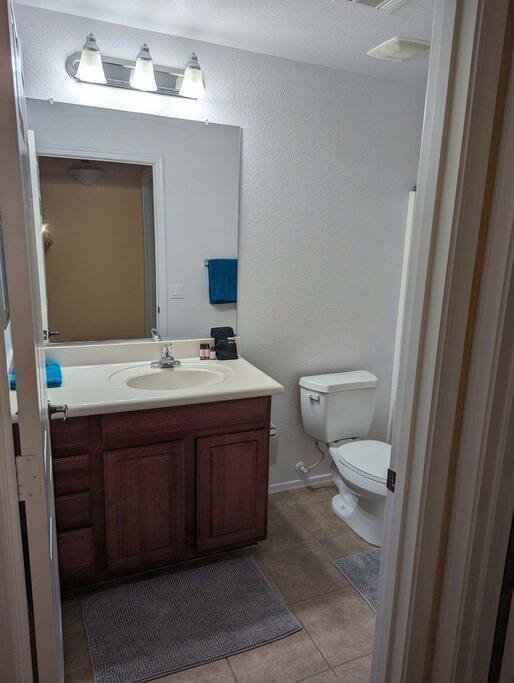 Small bathroom next to the 2nd bedroom.
