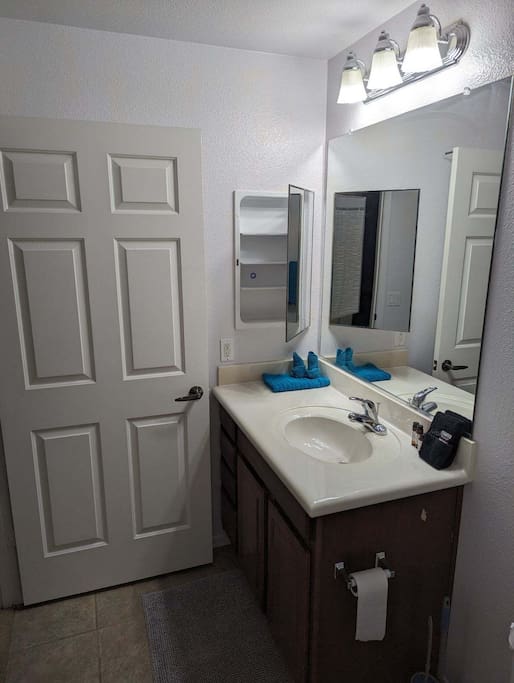 Small bathroom next to the 2nd bedroom.

