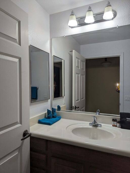 Small bathroom next to the 2nd bedroom.
