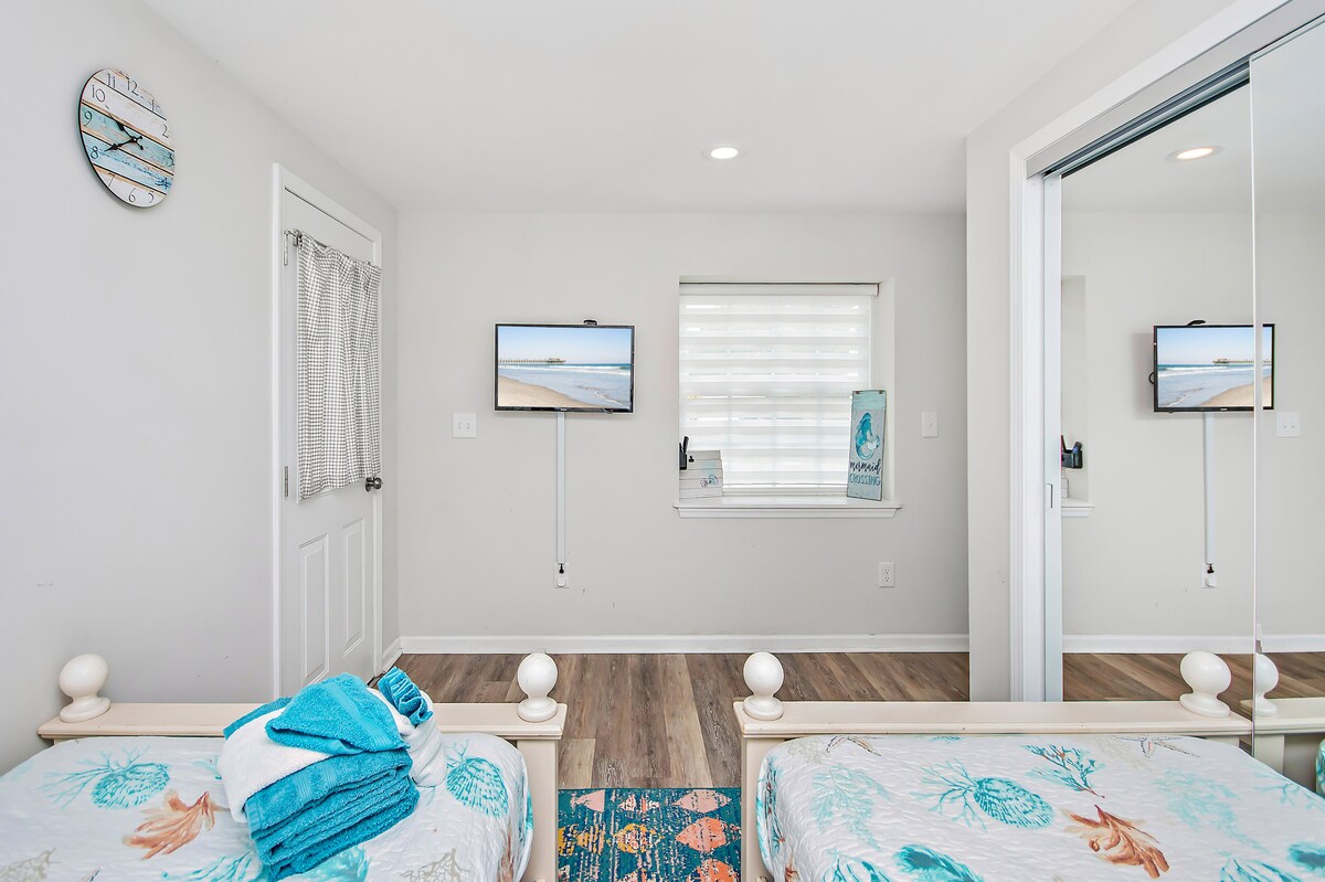 entire-pool-home-steps-to-beach/