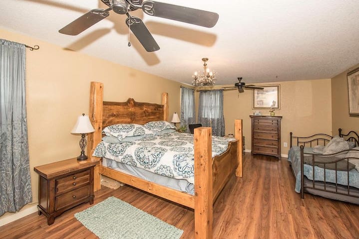 Climb On Inn- RRG-3 BR & 2 BA- Outdoor Paradise