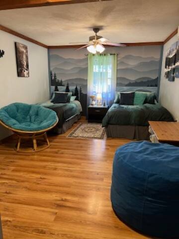 Climb On Inn- RRG-3 BR & 2 BA- Outdoor Paradise