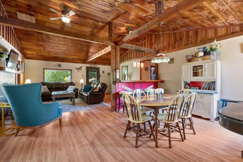 Climb On Inn- RRG-3 BR & 2 BA- Outdoor Paradise
