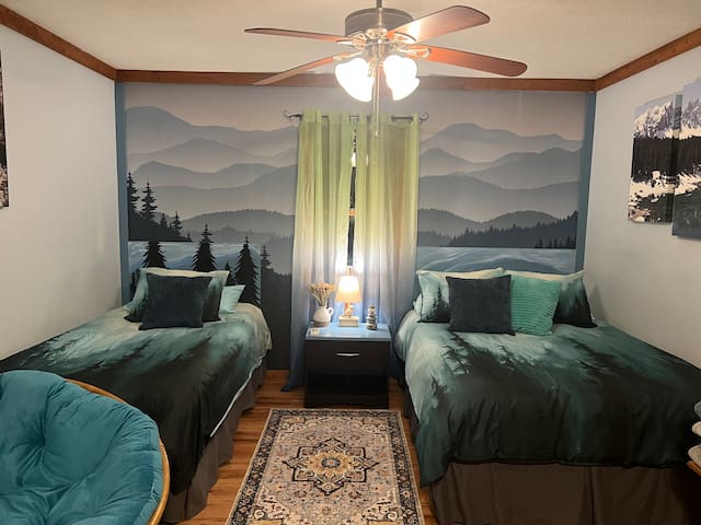Climb On Inn- RRG-3 BR & 2 BA- Outdoor Paradise
