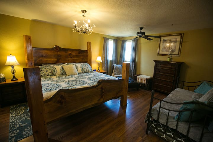 Climb On Inn- RRG-3 BR & 2 BA- Outdoor Paradise