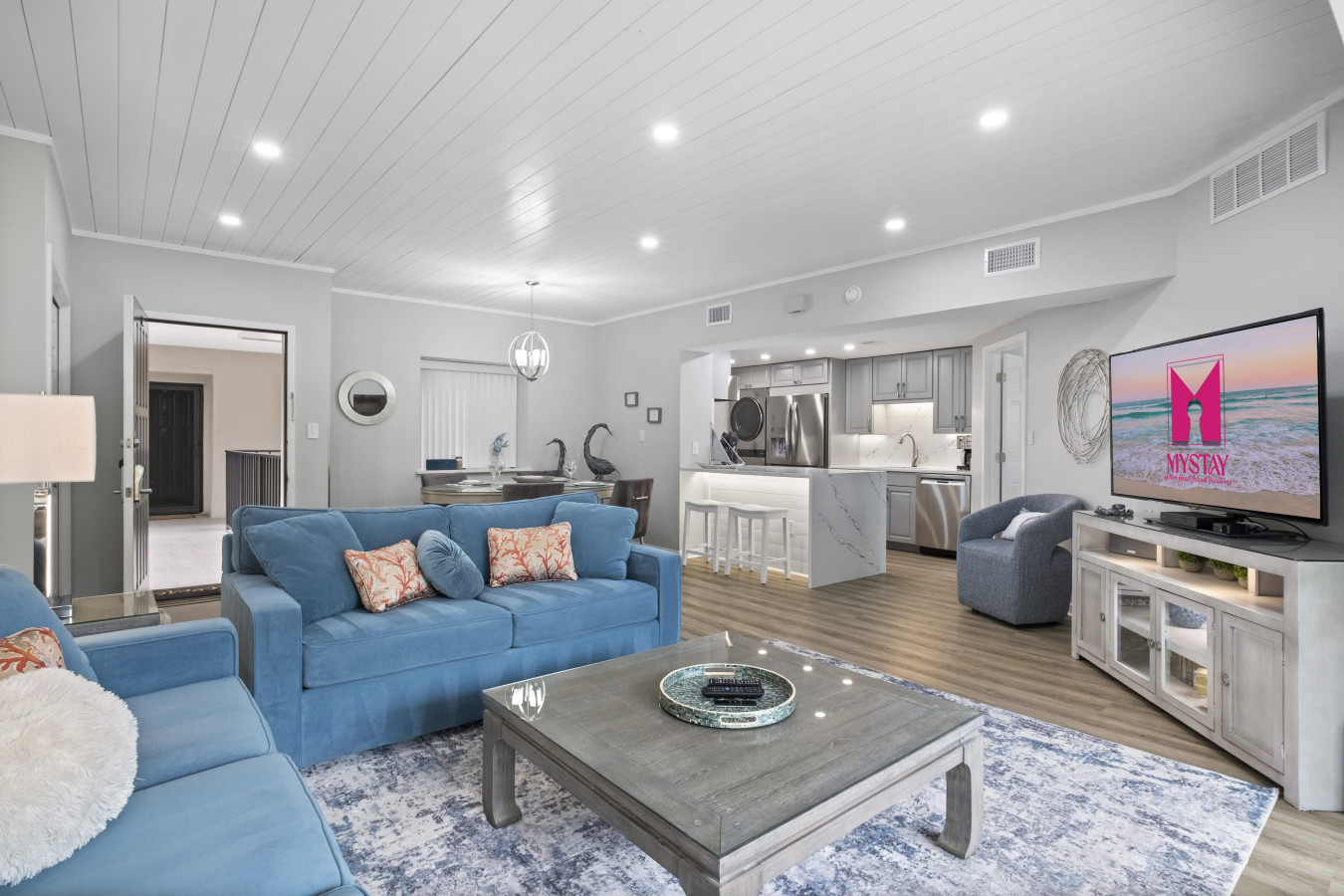 Laid-Back Living – Relax in a Bright, Beachy Gathering Space