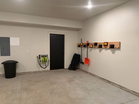 Luxury Retreat • Hot Tub • Walkable • 3 King Beds
