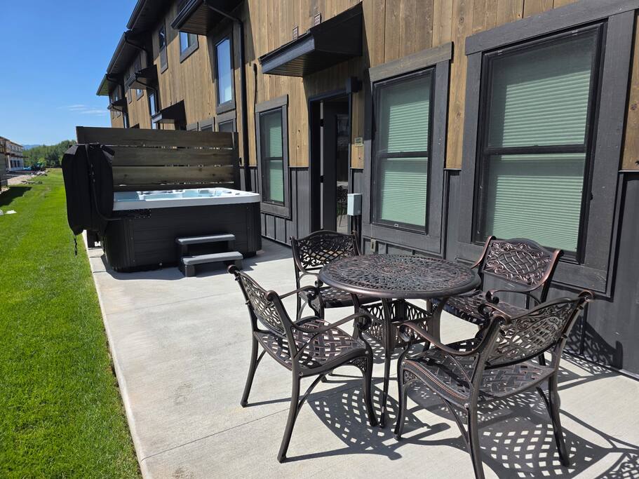 Hot tub and outdoor patio furniture Teton Valley Driggs Idaho