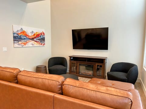 Luxury Retreat • Hot Tub • Walkable • 3 King Beds