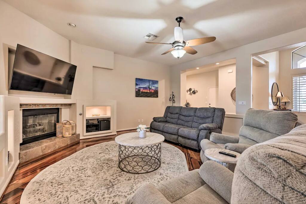 Living Room with plenty of seating 