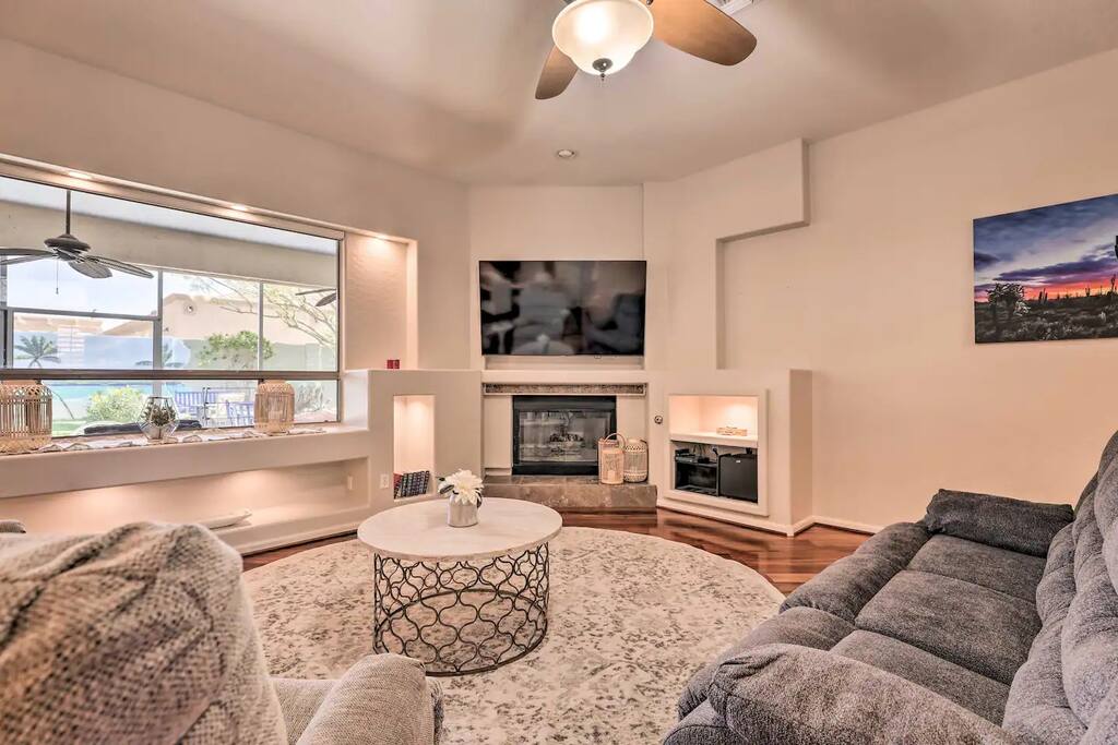 Living room with view of the backyard