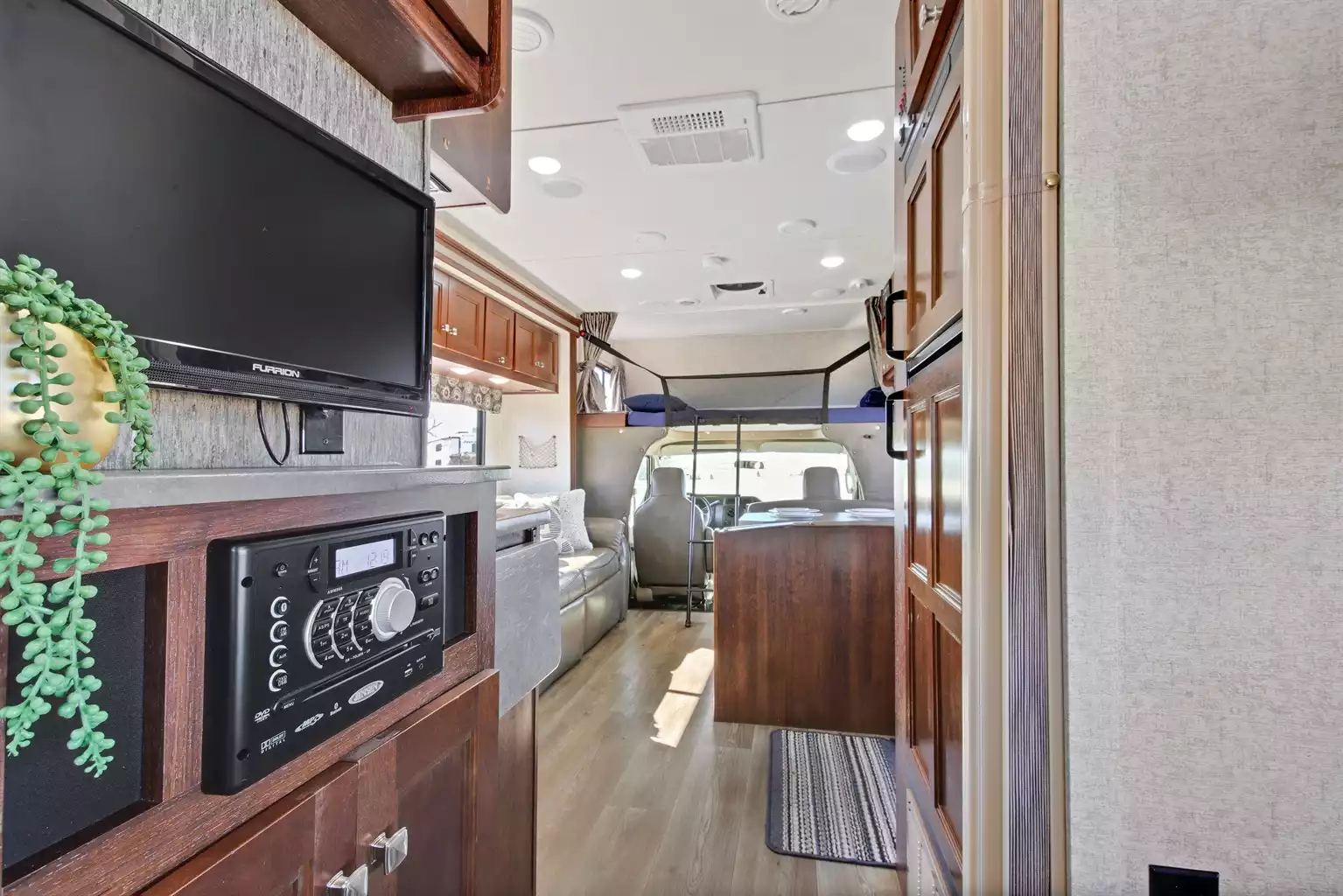 luxurious-forest-river-sunseeker-3170ds-(bunk-bed-model)/