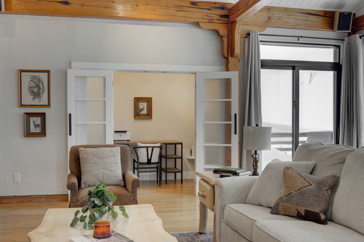 quinn-peaks-retreat-house-with-a-hot-tub/