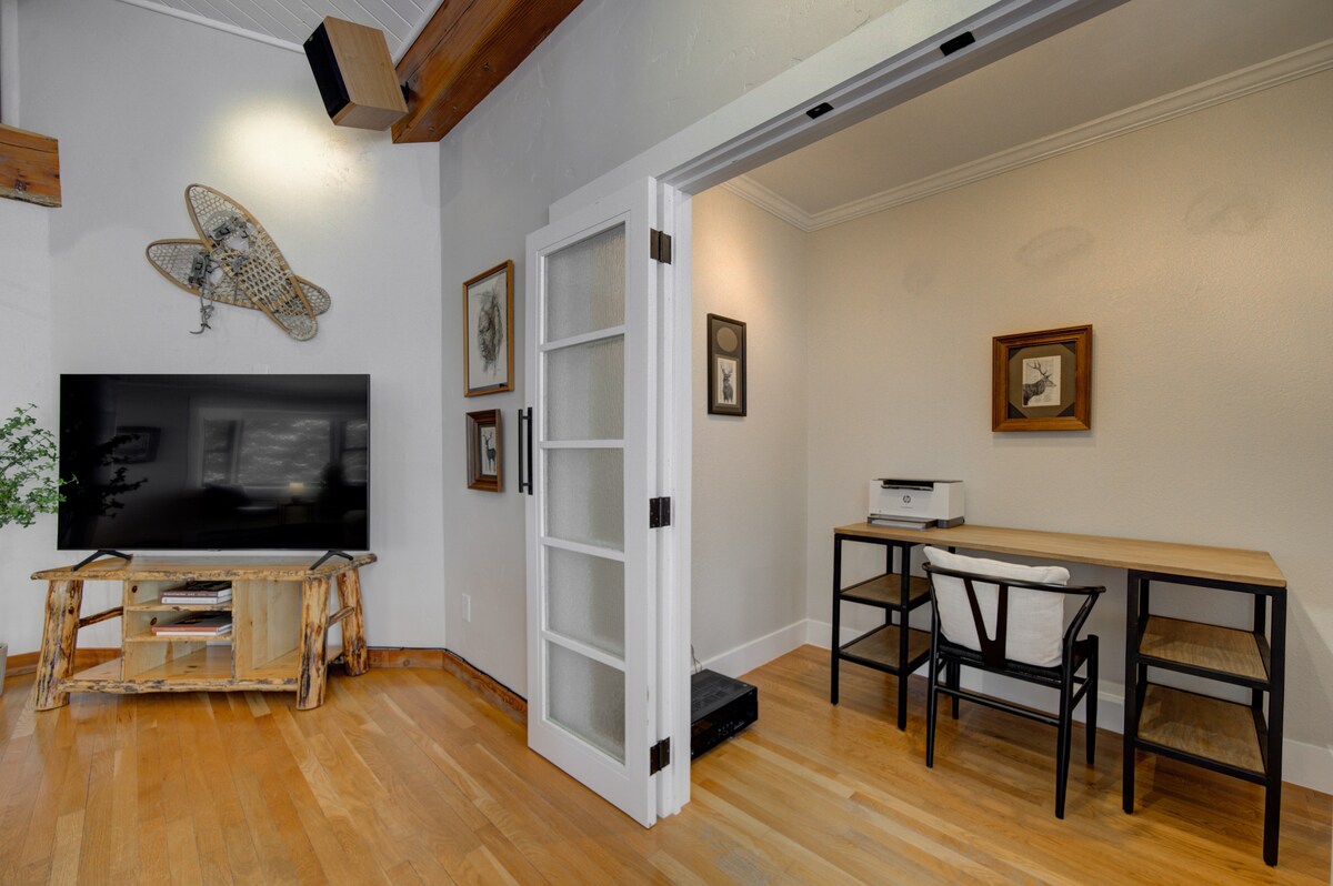 quinn-peaks-retreat-house-with-a-hot-tub/