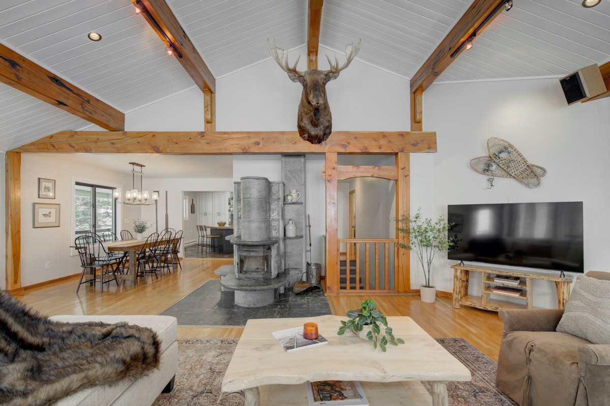 quinn-peaks-retreat-house-with-a-hot-tub/