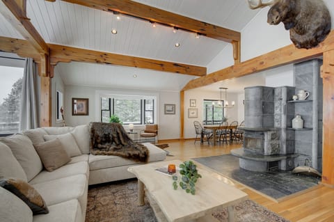 Quinn Peaks Retreat House with a hot tub!