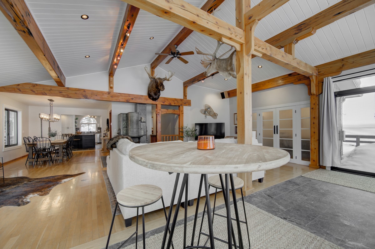 quinn-peaks-retreat-house-with-a-hot-tub/