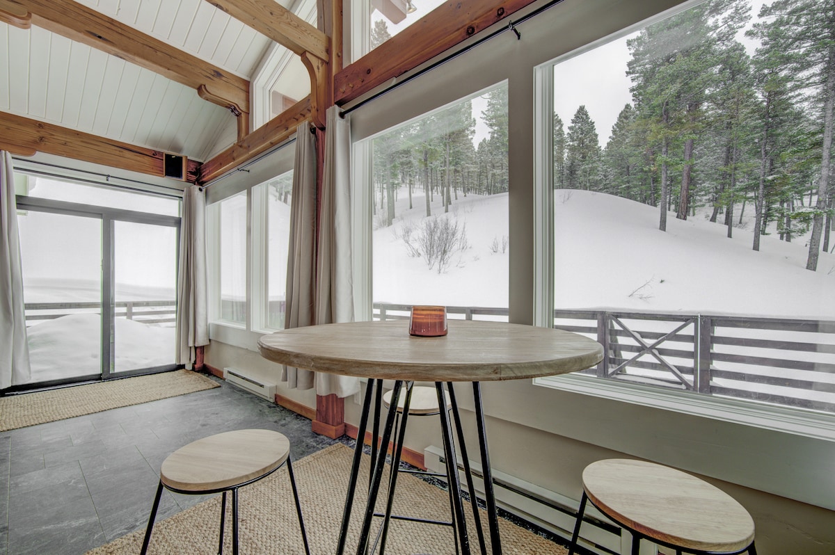 quinn-peaks-retreat-house-with-a-hot-tub/