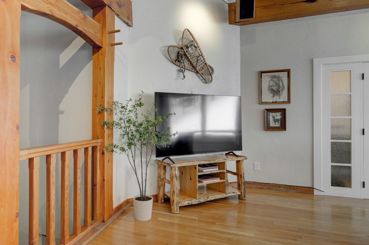 quinn-peaks-retreat-house-with-a-hot-tub/