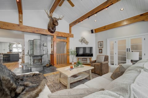 Quinn Peaks Retreat House with a hot tub!