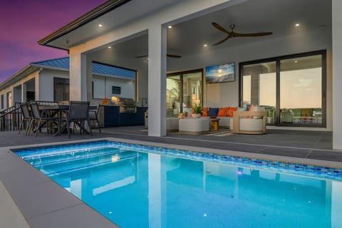 Marco Luxe Retreat / Waterfront