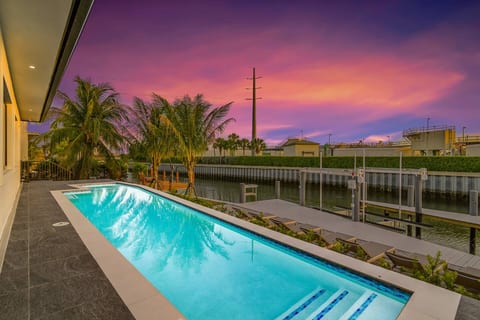 Marco Luxe Retreat / Waterfront