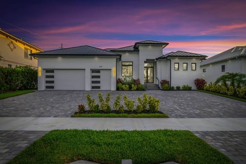 Marco Luxe Retreat / Waterfront