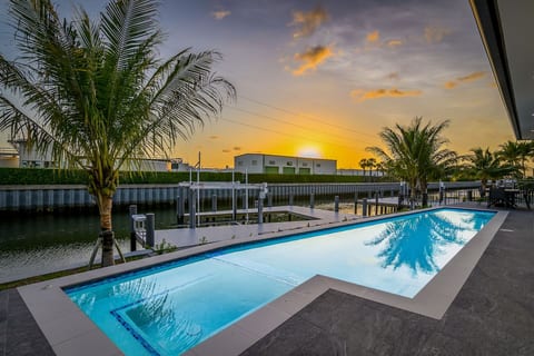 Marco Luxe Retreat / Waterfront