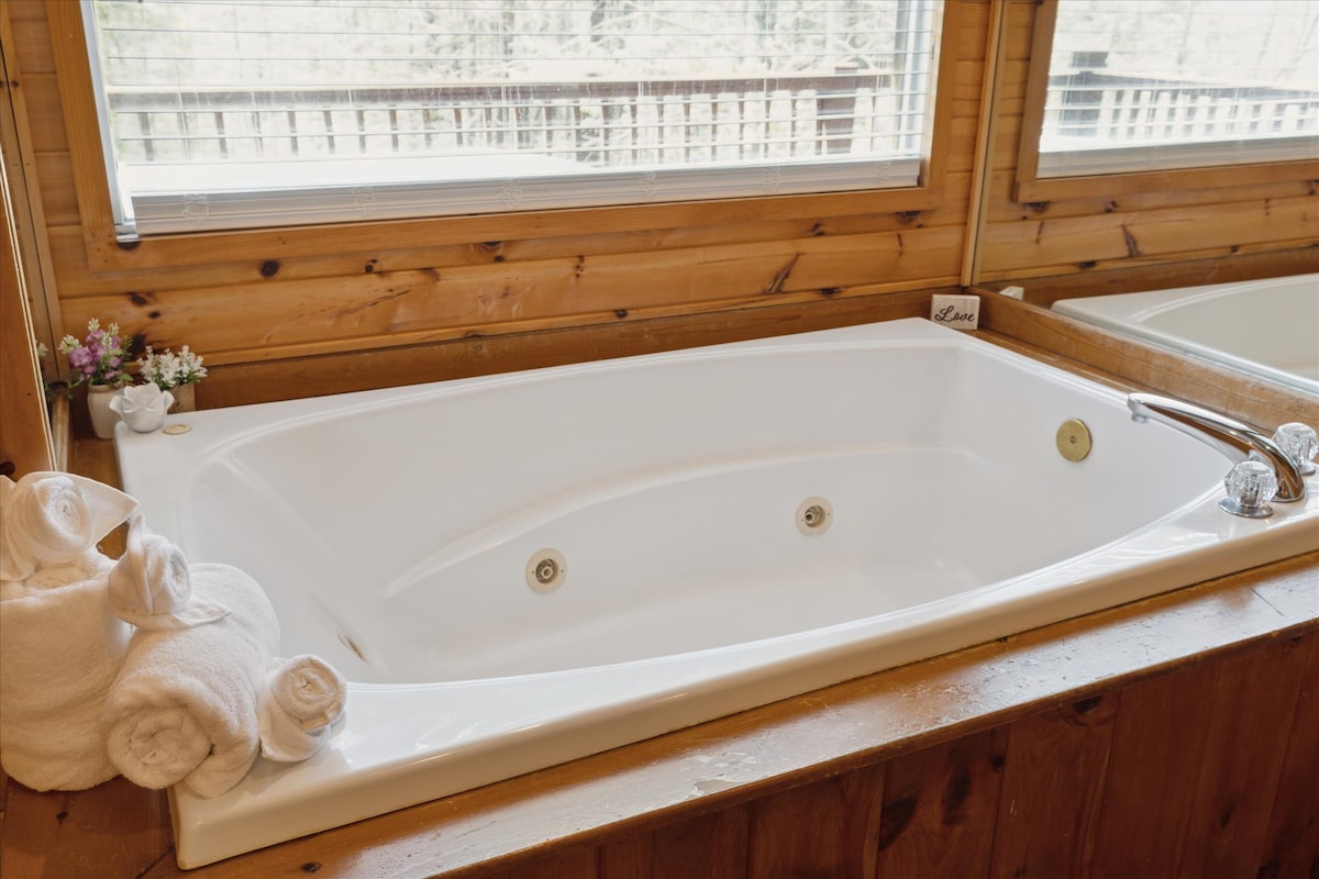 romantic-cabin-w-jacuzzi-hot-tub-fireplace/