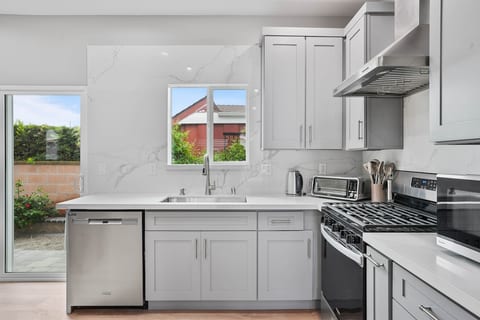 Beautiful Brand New Home Right By Disneyland