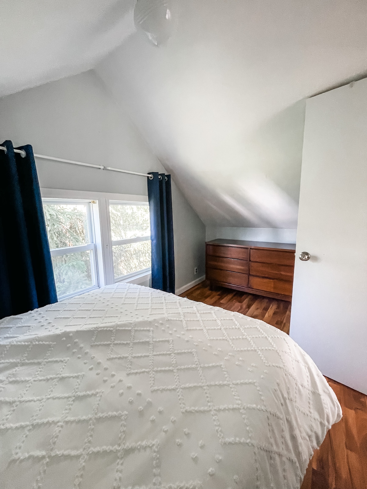 cozy-lakeside-cottage-2-newly-remodeled/