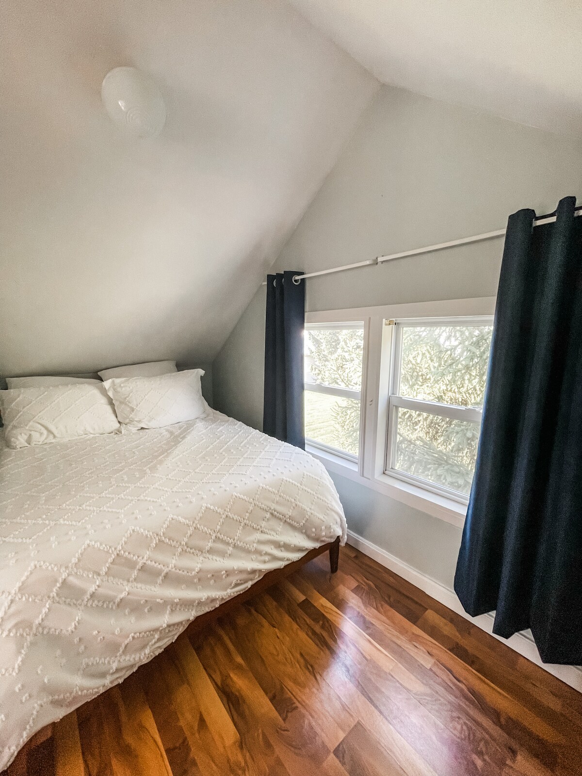 cozy-lakeside-cottage-2-newly-remodeled/