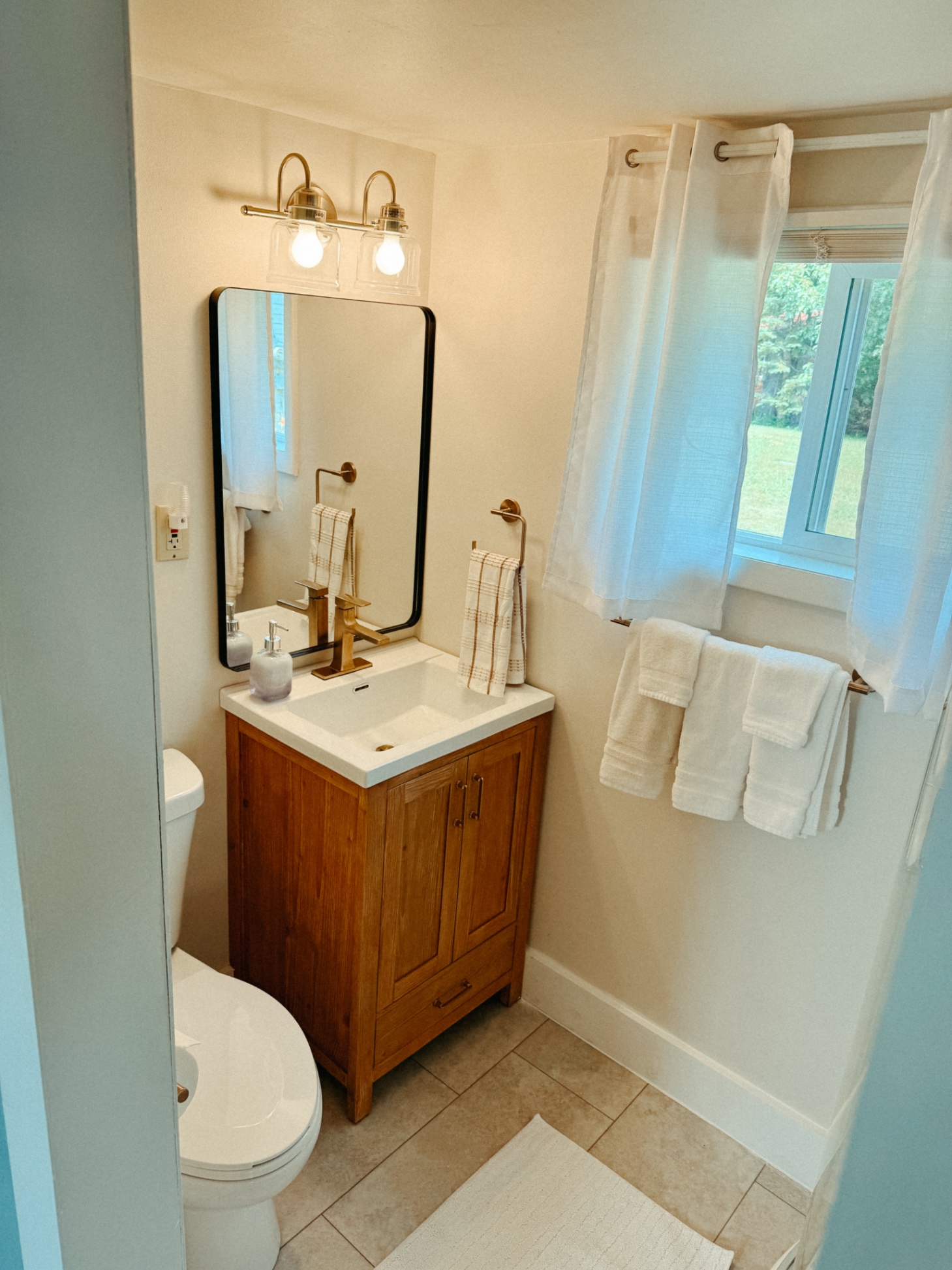 cozy-lakeside-cottage-2-newly-remodeled/