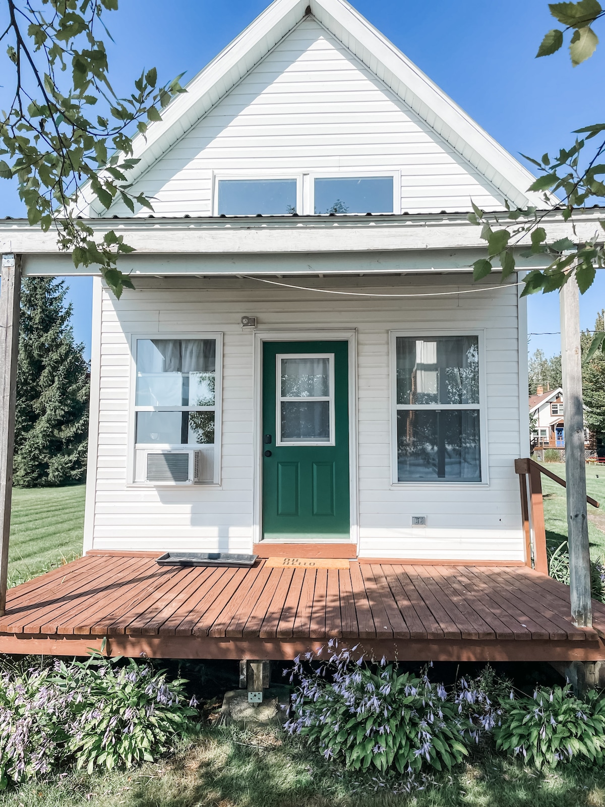 cozy-lakeside-cottage-2-newly-remodeled/