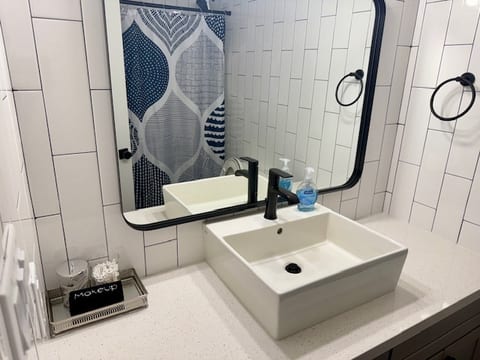 Queen bed-Near Airport-Hospital & Midtown Escape